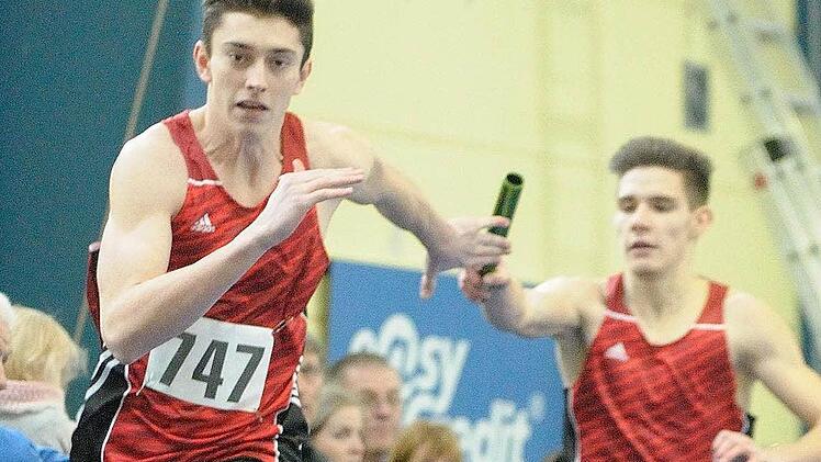 Louis Mennerat (re.) übergibt den Stab in der 4x200-Meter-Staffel an TSH-Kollege Niklas Wiesener. Mit Justus Santjer und Christopher Zahl wurden die Herzogenauracher nordbayerischer Meister. Foto: Peter Müller