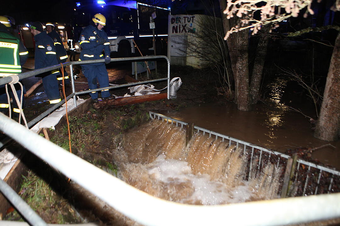 Hochwasser in Franken: In der Nacht zum Freitag kam es in Ansbach zu teils schweren Überschwemmungen