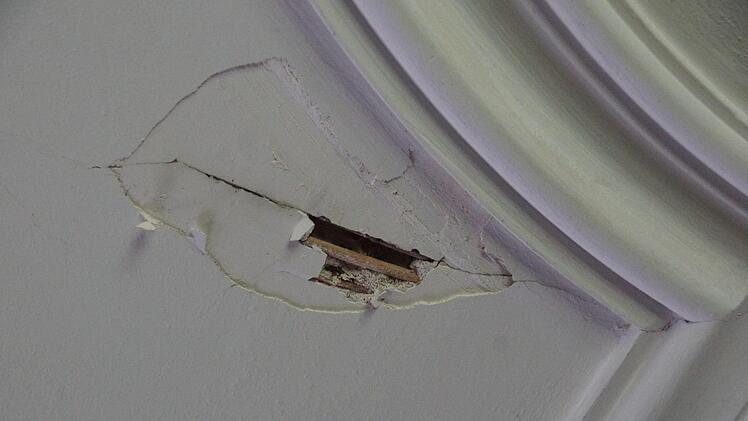 An mehreren Stellen an der Decke gibt es Risse und Abplatzungen.Foto: Arkadius Guzy