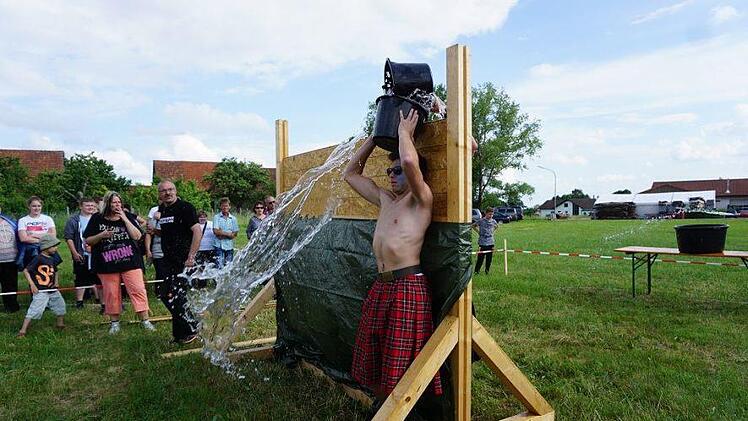 Bei den Temperaturen war das Spiel mit den Wassereimern eine angenehme Erfrischung. Foto: Marion Eckert
