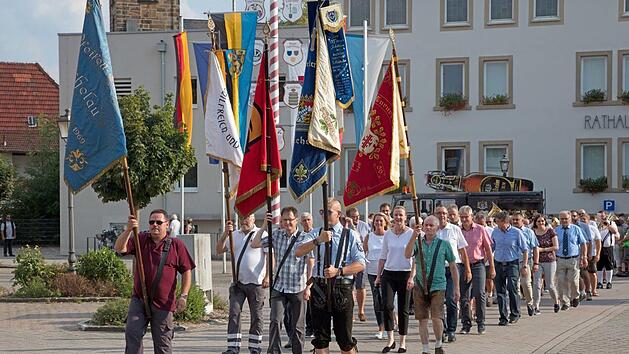 Am Zolltorplatz formierte sich der stattliche Festzug mit den Fahnen der Vereine zum Abmarsch. Fotos: Klaus Gagel