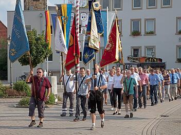 Am Zolltorplatz formierte sich der stattliche Festzug mit den Fahnen der Vereine zum Abmarsch. Fotos: Klaus Gagel