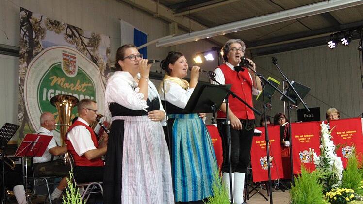 Eva und Johanna Britting mit Marcus Bürzle, dem Leiter der Musik- und Trachtenkapelle . Foto: Petra Malbrich