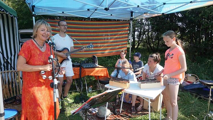 pirituelle Lieder, Mantras, Kraftlieder und Lobpreis gab es beim Tag  der spirituellen Lieder auf dem Kreuzberg, dabei ging es um Freude und  inneren Frieden. Organisatorin Dagmar Richter (links) war großer Freude  bei der Sache.Marion Eckert