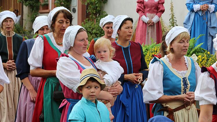 Alle ziehen in die Kirche.  Thomas Malz