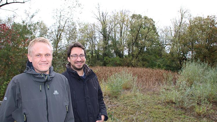 Peter Piel (hinten) und Jan Hochstein an der Schwarzen Pfütze. Foto: Ralf Ruppert