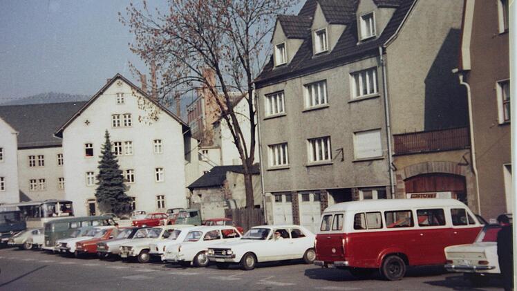 Dieses alte Bild von der Kulmbacher Sutte zeigt im Hintergrund die Eichm&uuml;hle. Das gro&szlig;e graue Haus wurde von Hans Edelmann noch als Forsthof bezeichnet. An dieser Stelle steht jetzt die Dr.-Stammberger-Halle.Stadtarchiv Kulmbach