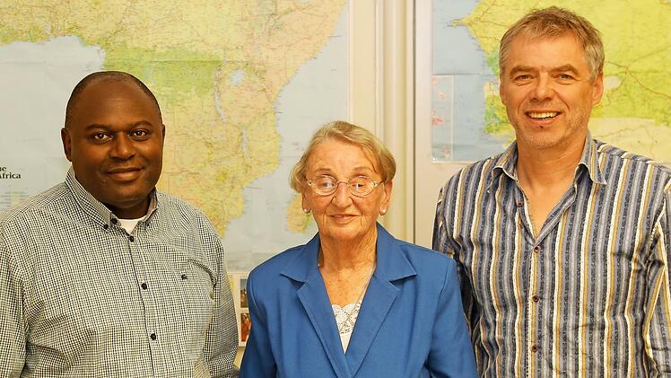 In ihren seltenen Heimaturlauben besucht Schwester Maria Pfadenhauer – wie auf diesem Bild aus derm Jahr 2019 – auch gern die beiden Bamberger Weltkirche-Referenten Michael Kleiner und Pater Roberto Turyamureeba.