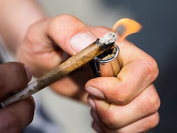 Kollaps durch Cannabis-Legalisierung? Tausende Straf-F&auml;lle m&uuml;ssen in Bayern neu gepr&uuml;ft werden