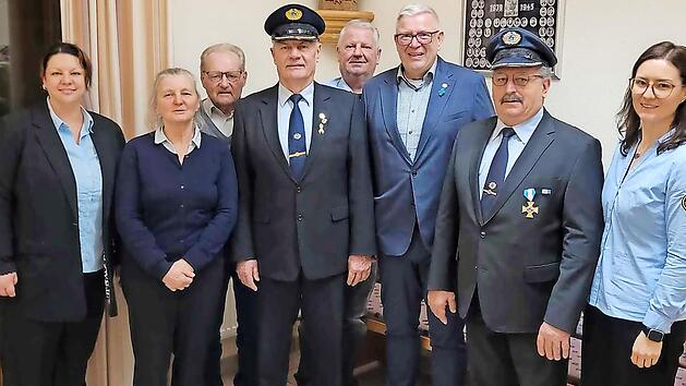 Der Festausschuss mit (v. l.) Sonja G&ouml;bel, Maria Helmreich, Geo Seelmann, Gerhard Senger, Stefan Amon, Robert Fischer, Nikolaus Kunzelmann und Simone F&ouml;rst (es fehlen: Stephan Metzner, Franz Hennemann, Ludwig Hennemann und Thomas Hennemann).