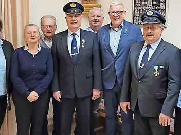 Der Festausschuss mit (v. l.) Sonja G&ouml;bel, Maria Helmreich, Geo Seelmann, Gerhard Senger, Stefan Amon, Robert Fischer, Nikolaus Kunzelmann und Simone F&ouml;rst (es fehlen: Stephan Metzner, Franz Hennemann, Ludwig Hennemann und Thomas Hennemann).