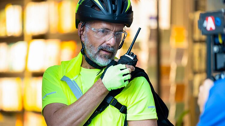 Vater Norbert alias Bert (Christoph Maria Herbst) steht pl&ouml;tzlich vor der T&uuml;r seiner Tochter Les. Nach ihrem Unfall &uuml;bernimmt er ihren Job als Fahrradkurier.