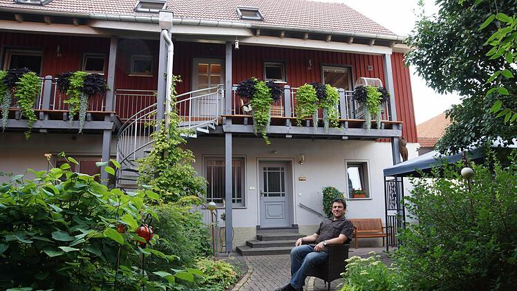 Dieter Büttner hat den Innenhof zu einem Garten umgestaltet.Fotos: Arkadius Guzy