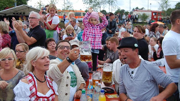 Gute Stimmung herrschte bei den Gästen. Sie feierten mit, egals ob im Sitzen oder gar sthend auf Bänken und Tischen.