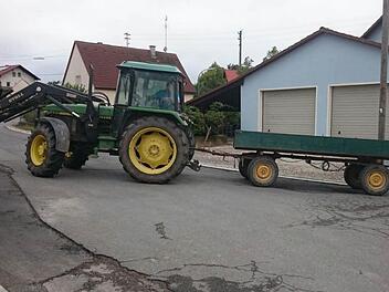 Hans Wagner steuert souverän seinen Traktor samt Zweiachs-Anhänger rückwärts.Foto: privat