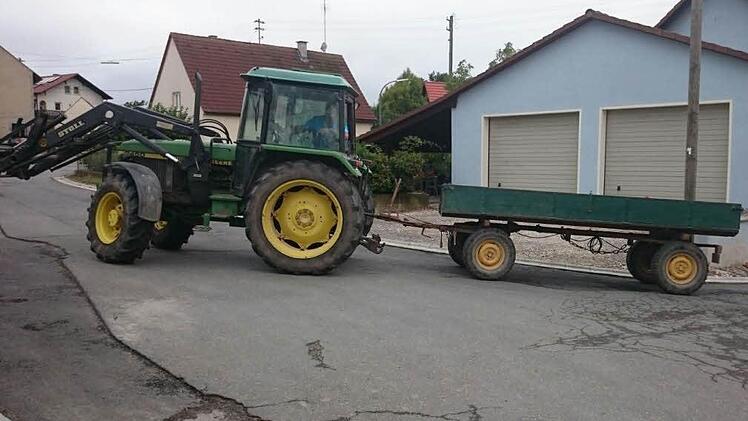 Hans Wagner steuert souverän seinen Traktor samt Zweiachs-Anhänger rückwärts.Foto: privat