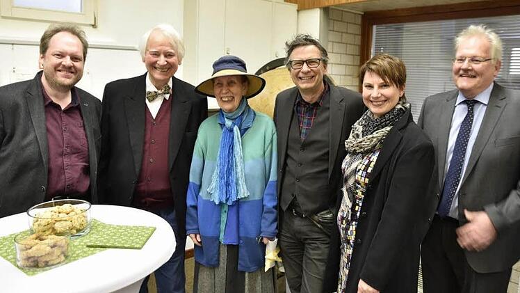 Auch über den Landkreis hinaus waren Gäste zur Eröffnung der Ausstellung gekommen. Von links: Norman Schmidt, Sternwarte Nürnberg; Peter May, Traudl May, Pierre Leich, Präsident der Simon-Marius-Gesellschaft Nürnberg, Chriska Wagner, Geschäftsführerin des Vereins zur Förderung von Kunst und Kommunikation Nürnberg, sowie Bürgermeister Claus Bittenbrünn.