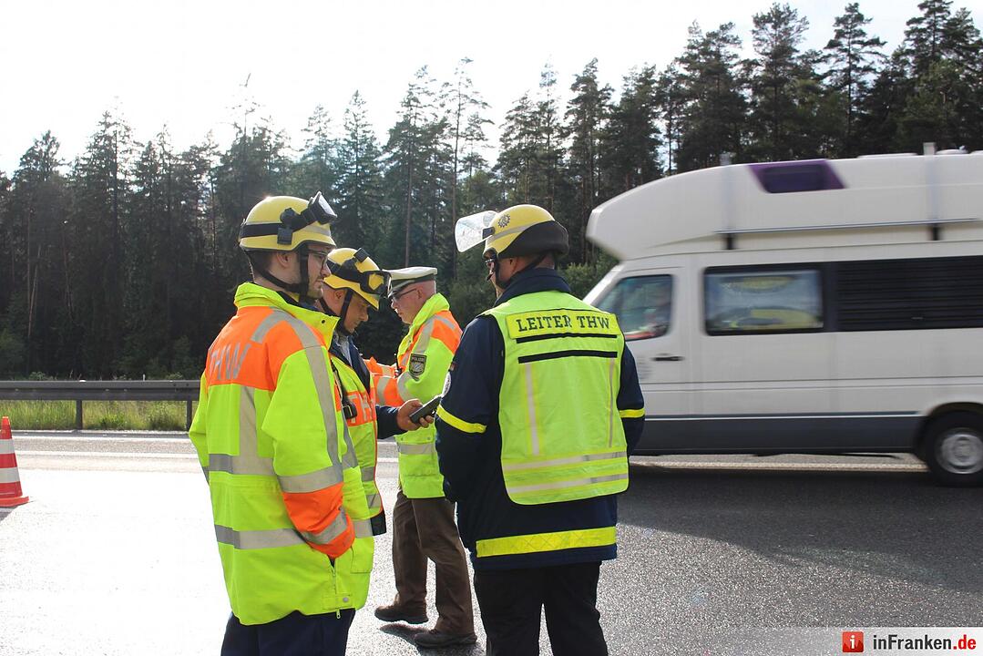 Dacia schleudert quer über Autobahn