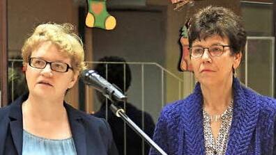 Den Festvortrag zum zehnjährigen Bestehen des Fränkischen Integrationsforums hielt die Staatssekretärin Anette Kramme (l.). Mit im Bild ist die Landtagsabgeordnete Susann Biedefeld.  Foto: Gerda Völk