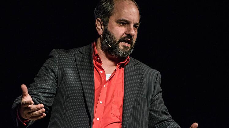 Matthias Egersdörfer bei seinem Auftritt im ausverkauften Saal des "Schwarzen Bären" in Beiersdorf Foto: Jochen Berger