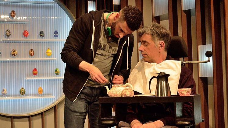 Maßbach-Neuling Benjamin Wilke als Driss kümmert sich um den gelähmten Philippe (alias Ingo Pfeiffer). Die beiden werden "ziemlich beste Freunde". Foto: Sebastian Worch