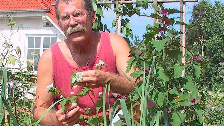 Für Norbert Storch aus Kothen geht nichts über das Gemüse aus dem eigenen Garten: Jeweils mehr als 20 Sorten Tomaten und Kartoffeln baut er an. Foto: Ralf Ruppert