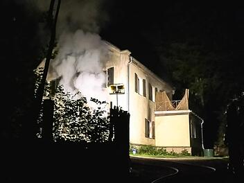 Beim Eintreffen der Feuerwehr schlugen aus dem Haus im Würzburger Stadtteil Steinbachtal meterhohe Flammen. Mehrere Menschen waren in Gefahr. Foto: News5/Höfig