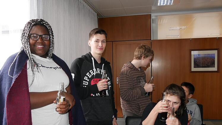 Naomi (links)  strahlt bei ihrem ersten Neustadt-Besuch. Sie fühlte sich nett aufgenommen und fand, der Unterricht in Deutschland ist nicht nur kürzer, sondern auch recht locker. Foto: Manja von Nida