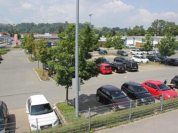 Bald stehen hier keine Autos mehr: Auf der  Fläche, auf der sich  der Woco-Mitarbeiterparkplatz befindet, will das Unternehmen eine neue Produktionshalle bauen. Für die Fahrzeuge der Beschäftigten wird ein Platz auf der anderen Seite des Haupthauses hergerichtet. Foto: Andreas Schmitt
