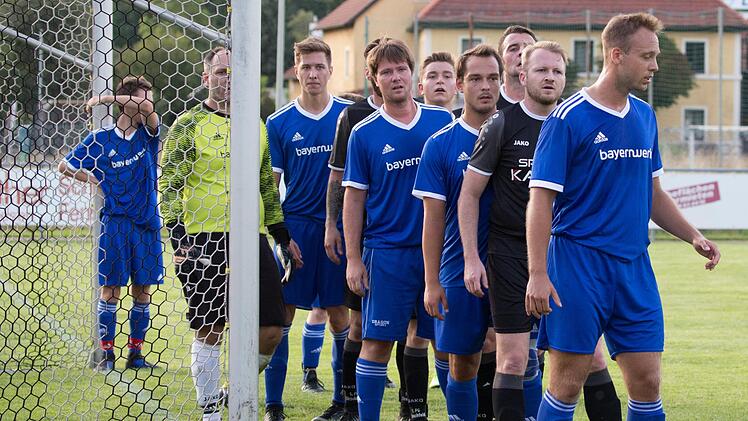 Der Nächste bitte. Die Fußballer des FC Unter-/Oberrodach und des FC Hirschfeld bilden in der Kreisklasse 4 Kronach brav eine Schlange und warten auf einen Eckball. Heinrich Weiß