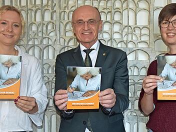 Pr&auml;sentieren den neuen &bdquo;Wegweiser Demenz&ldquo; f&uuml;r den Landkreis Ha&szlig;berge (v.l.): Vera Ksinski, Pflegenetzwerk Ha&szlig;berge, Landrat Wilhelm Schneider und Katrin Jung, Gerontopsychiatrische Vernetzung Main-Rh&ouml;n.