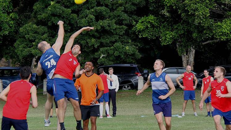 Die Uni-Fußballer auf sportlichen Abwegen: "Jump" beim "AFL9"-Spiel in Sydney.