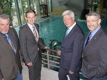 Nach der Unterzeichnung seines Arbeitsvertrages konnte sich Albert Döbele (Zweiter von rechts) gemeinsam mit Norbert Teßmer, Tobias Ehrlicher und Michael Busch (von links). Foto: Berthold Köhler