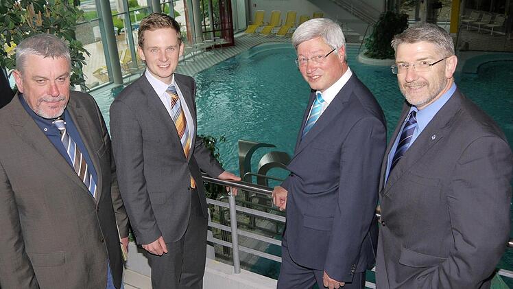 Nach der Unterzeichnung seines Arbeitsvertrages konnte sich Albert Döbele (Zweiter von rechts) gemeinsam mit Norbert Teßmer, Tobias Ehrlicher und Michael Busch (von links). Foto: Berthold Köhler
