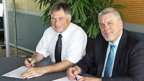 SÜC-Geschäftsführer Götz-Ulrich Luttenberger (links) und OB Norbert Tessmer (SPD) unterzeichneten den neuen Konzessionsvertrag.