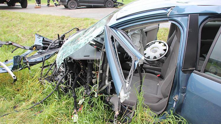 Der Audi wurde im Frontbereich total eingedrückt.  Foto: Friedwald Schedel