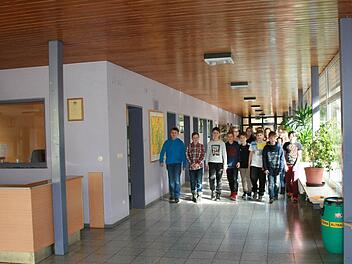 Für die Innensanierung der Mittelschule sind in diesem Jahr 600 000 Euro vorgesehen. Begonnen werden soll mit der Sanierung der Sanitäranlagen der Turnhalle. Weitere Maßnahmen sind die Verlegung des Verwaltungstrakts vom Keller ins Erdgeschoss. Durch die Verlegung der Toiletten im Hauptgebäude kann die Aula vergrößert werden. Weiter ist geplant, den Lichthof zugänglich zu machen. Foto: Gabriele Sell
