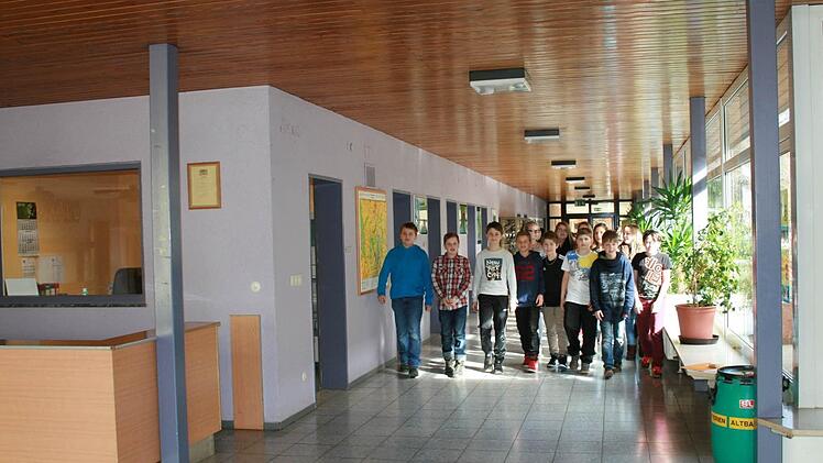 Für die Innensanierung der Mittelschule sind in diesem Jahr 600 000 Euro vorgesehen. Begonnen werden soll mit der Sanierung der Sanitäranlagen der Turnhalle. Weitere Maßnahmen sind die Verlegung des Verwaltungstrakts vom Keller ins Erdgeschoss. Durch die Verlegung der Toiletten im Hauptgebäude kann die Aula vergrößert werden. Weiter ist geplant, den Lichthof zugänglich zu machen. Foto: Gabriele Sell