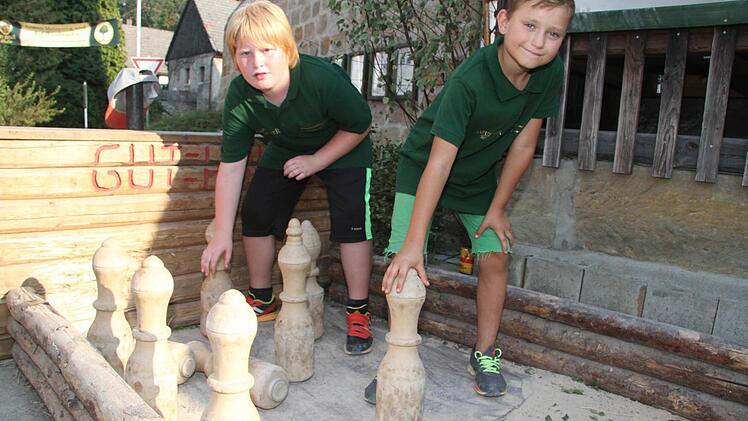 Aron und Leo sind für die Kegel zuständig und freuen sich über ein Trinkgeld.