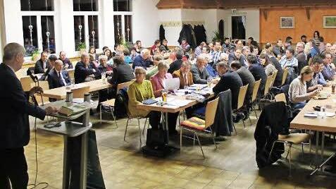 Die Besucher bei der Kreisversammlung des BBV lauschten gespannt.  Foto: Carmen Schwind