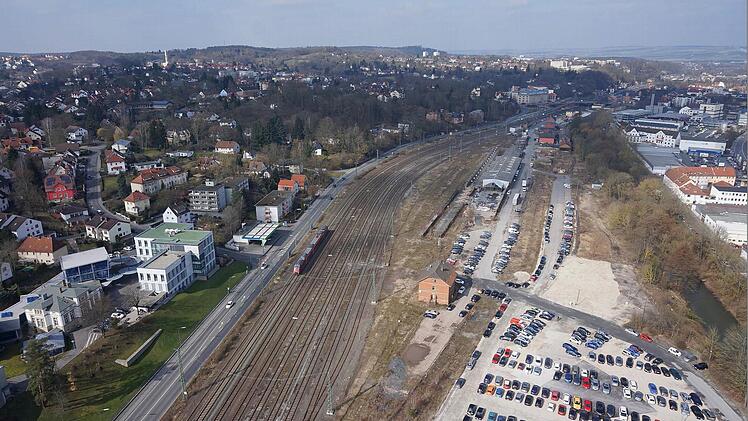 Zwei Fahrspuren in jede Richtung für die B4 in Coburg? Das sei nicht im Sinne der Stadt, argumentiert Stefan Sauerteig, Vorsitzender des SPD-Stadtverbands. Das Foto zeigt einen Teil des Weichengereuths mit dem ehemaligen Güterbahnhof im März 2016. Foto: Volkmar Franke/www.hochbild-design.de