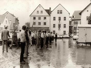 Nach dem großen Platzregen 1979 war der Klowagen beim Bierfest nicht erreichbar. Notgedrungen mussten sich die Männer als Wildpinkler Erleichterung verschaffen. Foto: Hans Seyferth