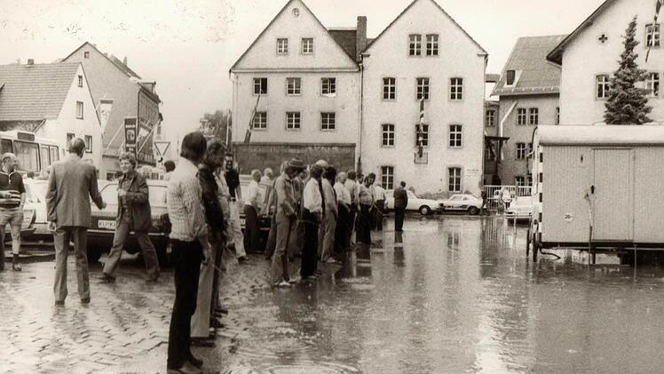 Nach dem großen Platzregen 1979 war der Klowagen beim Bierfest nicht erreichbar. Notgedrungen mussten sich die Männer als Wildpinkler Erleichterung verschaffen. Foto: Hans Seyferth