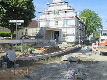 Über dem Anbau, dem künftigen Eingang des Amtssitzes, will die Gemeinde den Schriftzug "Rathaus" anbringen lassen. Foto: Winfried Ehling