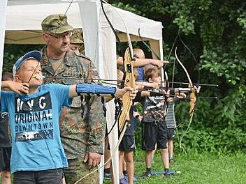 Die Kinder konnten sich in Münnerstadt auch einmal beim Bogenschießen versuchen.  Foto: Björn Hein