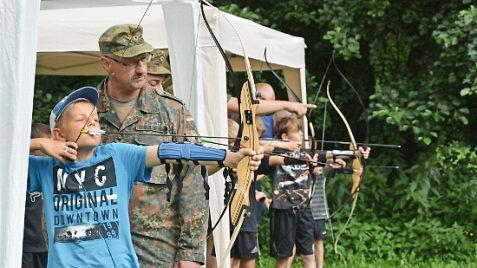 Die Kinder konnten sich in Münnerstadt auch einmal beim Bogenschießen versuchen.  Foto: Björn Hein