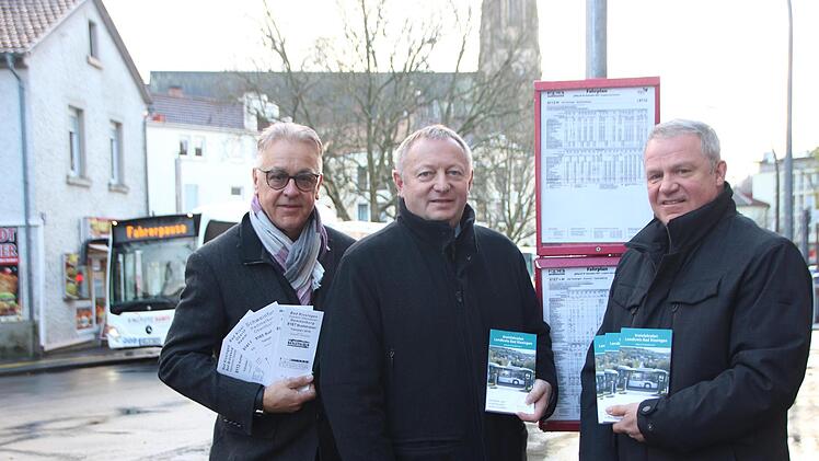 KOB-Geschäftsführer Claus Schubert (von links), Landrat Thomas Bold und der Nahverkehrsbeauftragte des Landratsamtes, Michael Schäder, präsentieren den neuen Kreisfahrplan