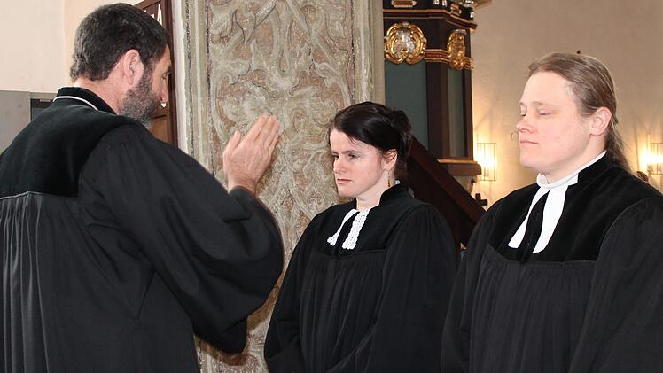 Pfarrerin Sonja von Aschen (rechts) und Pfarrerin Claudia Winterstein werden als Schulreferentin beziehungsweise Kindergottesdienstbeauftragte in ihr Amt eingef&uuml;hrt.Jens Fertinger