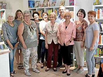 Herzogenaurachs politische Frauen mit den Empfängern der zwei Spendenschecks Foto: Richard Sänger