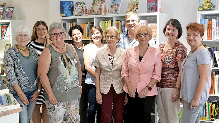 Herzogenaurachs politische Frauen mit den Empfängern der zwei Spendenschecks Foto: Richard Sänger